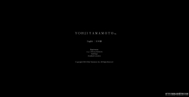 日本山本耀司（yohjiyamamoto）时尚女装时装展示网站，1943年出生于横滨的山本耀司(Yohji Yamamoto)，母亲是东京城的裁缝。自1960年代末，年轻的山本耀司就开始帮母亲打理裁缝事务。那时东京的裁缝们地位低下，他们必须走家串户才能做到生意，而且只能走小门。在服装的裁剪上，也完全没有自己的主张，只能小心翼翼地照着西方流行的式样为雇主效力。