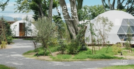 Glamping village-这是位于日本滋贺县长滨市的Grandip官方网站。在大琵琶湖旁边的寂静的小森林。那里是一边感受着水的声音、阳光、鸟的鸣叫、穿过森林的风，一边流淌着平静时光的特别场所